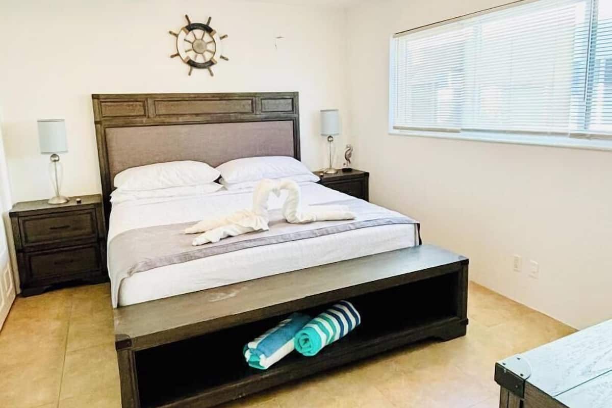 10-106 - Comfort Apartment, 1 Bedroom, Kitchen, Poolside | 1 bedroom, Tempur-Pedic beds, laptop workspace, blackout drapes