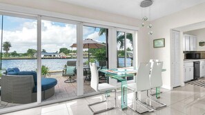 10-101 - Deluxe Apartment, Kitchen, Sea Facing | Essbereich im Zimmer