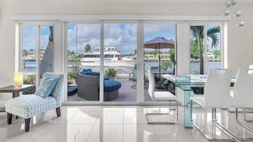 10-101 - Deluxe Apartment, Kitchen, Sea Facing | Ruokailu omassa huoneessa