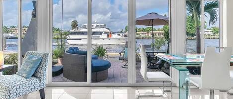 10-101 - Deluxe Apartment, Kitchen, Sea Facing