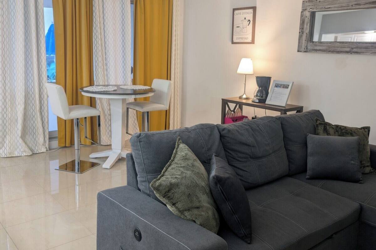 Apartamento Confort, 1 habitación, cocina básica (10-105) | Zona de estar | Televisión de 32 pulgadas con canales por cable