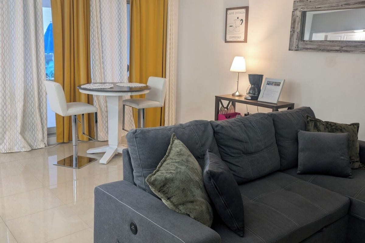 10-105 - Comfort Apartment, 1 Bedroom, Kitchenette | Living area | 32-inch TV with cable channels