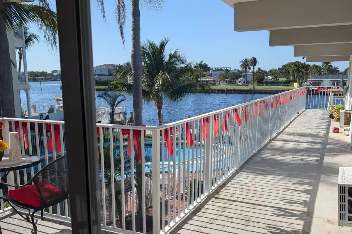 10-204 - Deluxe Apartment, Kitchen, Pool & Water View | Living area | 32-inch TV with cable channels