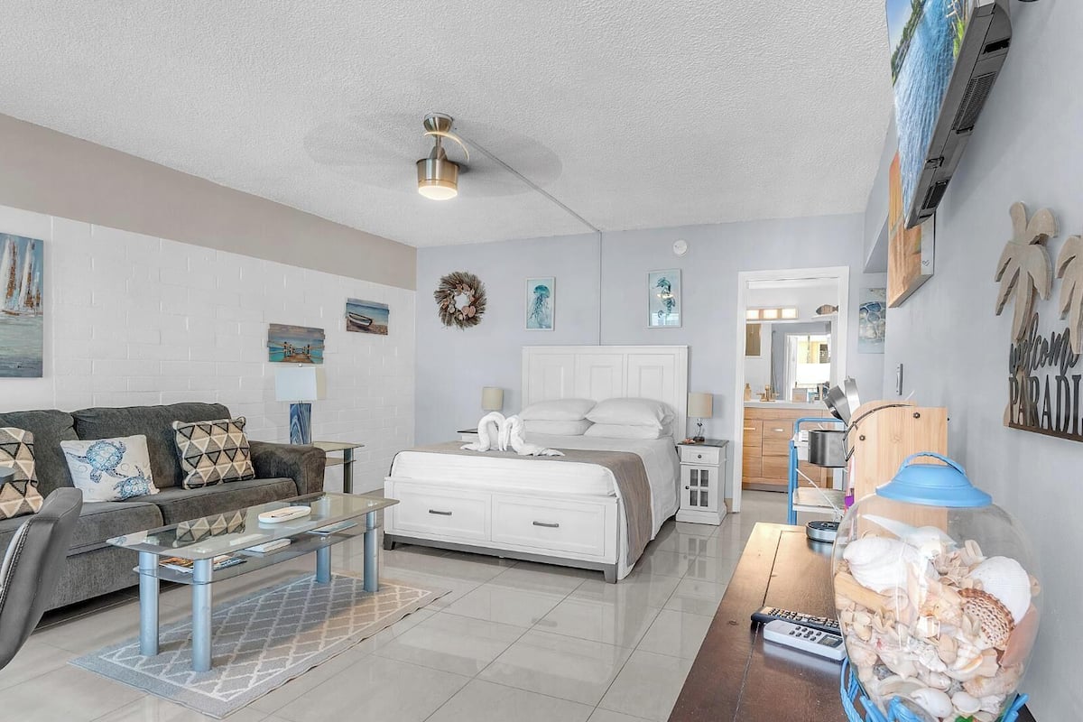 10-102 - Comfort Studio Suite, 1 Queen Bed, Kitchenette, Pool View | 1 bedroom, Tempur-Pedic beds, laptop workspace, blackout drapes