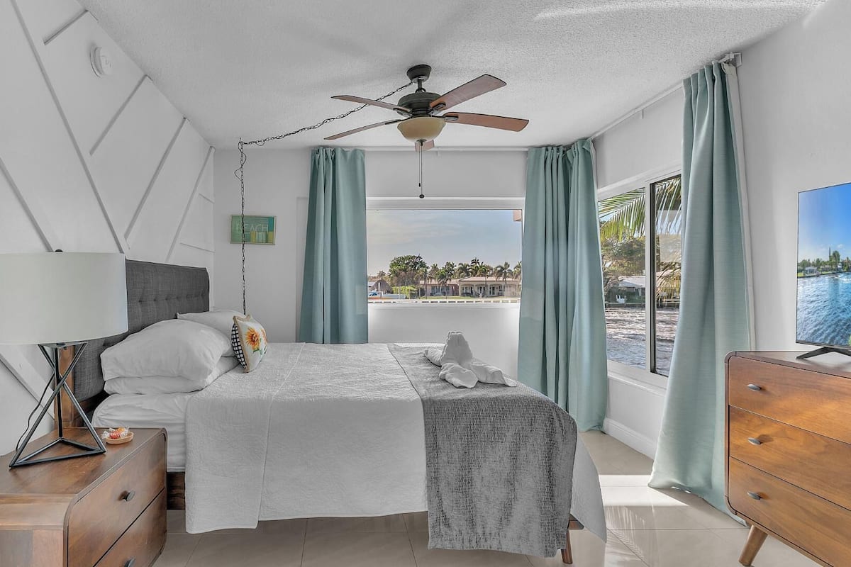 99-203 - Deluxe Apartment, Balcony, Corner | 1 bedroom, Tempur-Pedic beds, laptop workspace, blackout drapes
