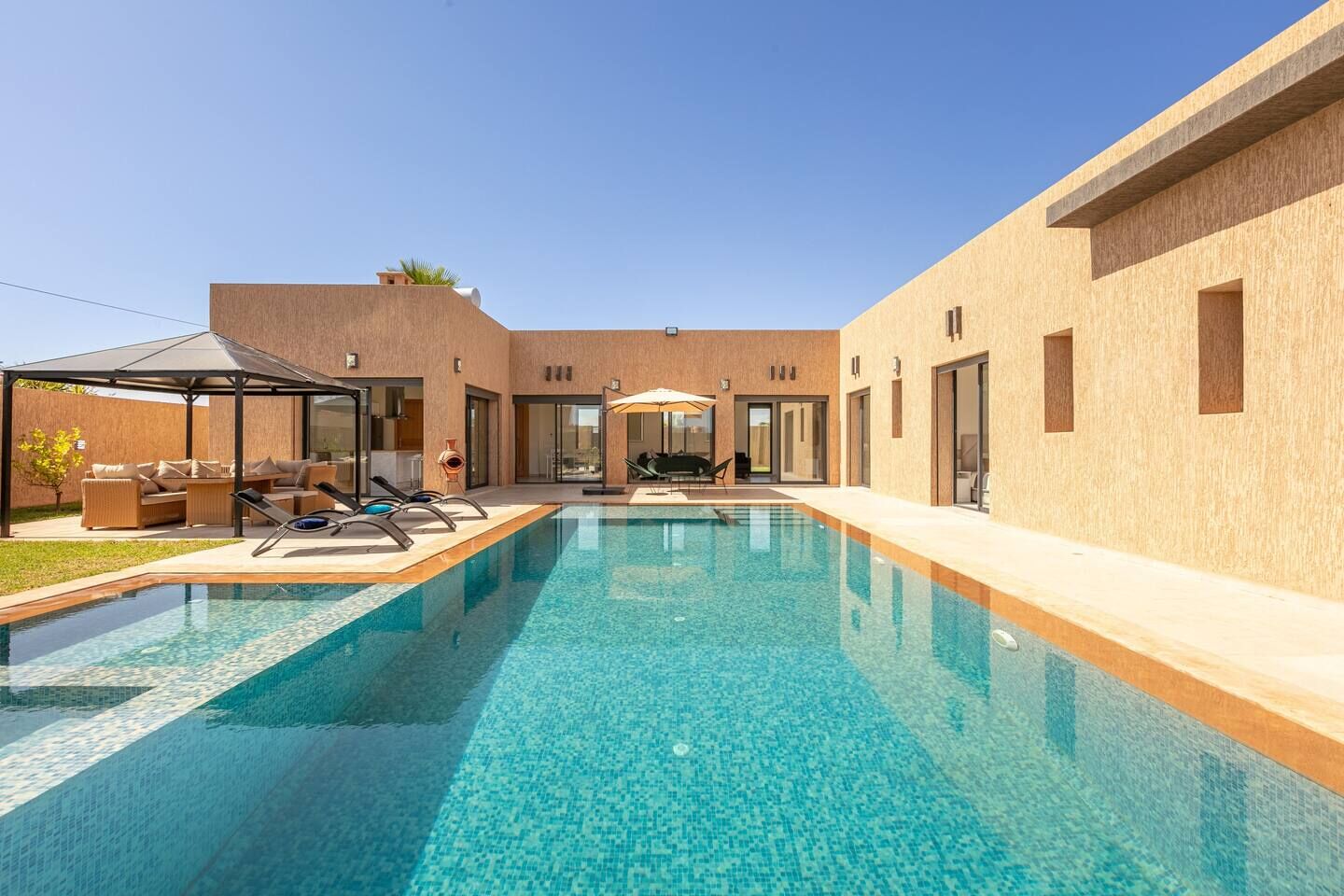 Een buitenzwembad en een verwarmd zwembad