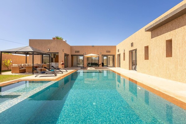 Piscine extérieure, piscine chauffée