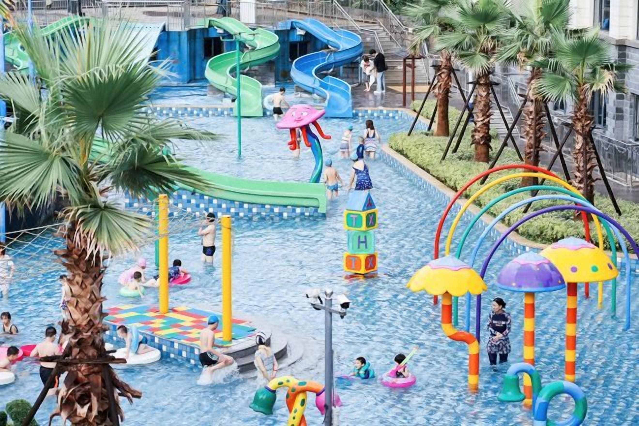 Parque acuático con toboganes, estructuras de juego y piscinas.