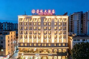 Un hôtel à plusieurs étages, reconnaissable à son enseigne bien visible au sommet.