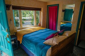 1 quarto, escrivaninha, ferros/tábuas de passar roupa, roupa de cama