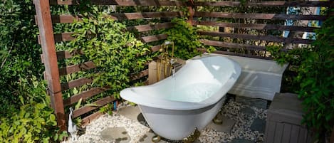 Outdoor spa tub