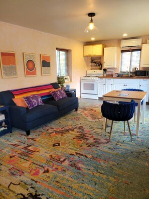 Fernseher, Bücher, Stereoanlage