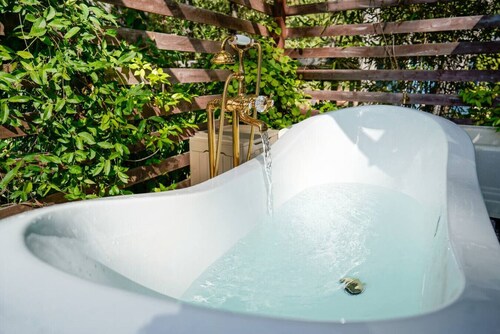 The Gold heart of Grass Valley w outdoor bathtub