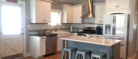 Réfrigérateur, four à micro-ondes, un four, surface de cuisson