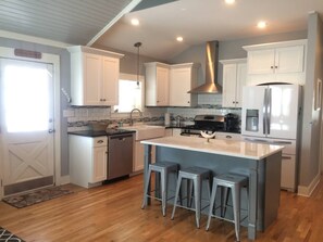 Fridge, microwave, oven, stovetop - Kimi's Cottage: Class & Character- 2 bedroom cottage in Nashville, TN (Nashville)