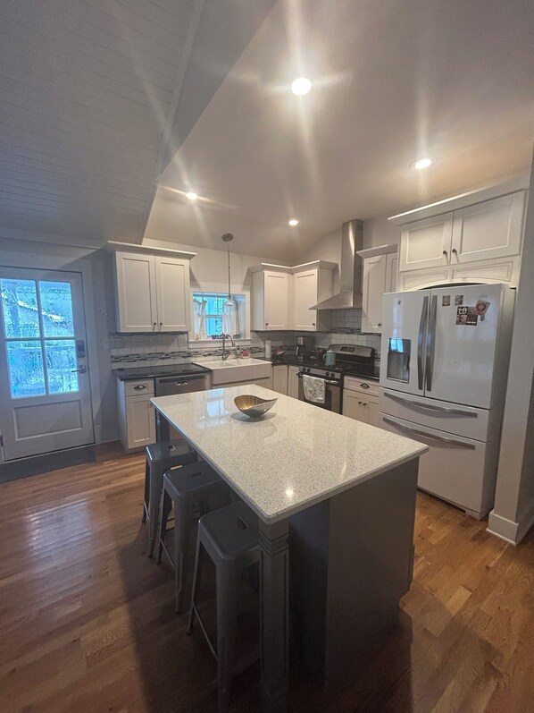 Fridge, microwave, oven, stovetop - Kimi's Cottage: Class & Character- 2 bedroom cottage in Nashville, TN (Nashville)