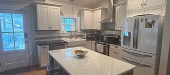 Kimi's Cottage: Class & Character- 2 bedroom cottage in Nashville, TN