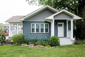 Exterior - Kimi's Cottage: Class & Character- 2 bedroom cottage in Nashville, TN (Nashville)