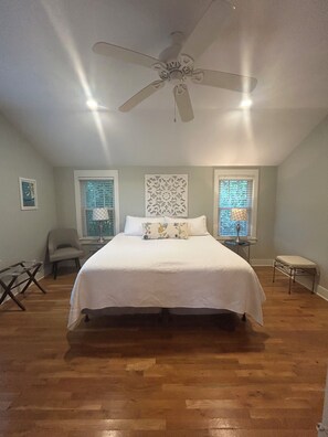 2 bedrooms, iron/ironing board, travel cot, WiFi - Kimi's Cottage: Class & Character- 2 bedroom cottage in Nashville, TN (Nashville)