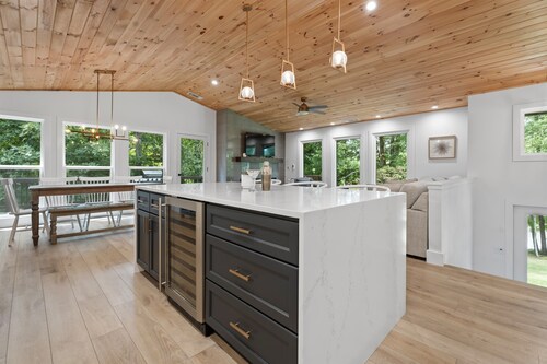 NEW Upscale Lakefront Getaway:Dock, Firepit, Games