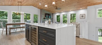 NEW Upscale Lakefront Getaway:Dock, Firepit, Games