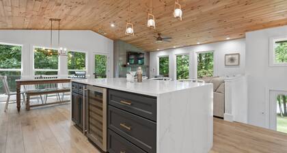 NEW Upscale Lakefront Getaway:Dock, Firepit, Games