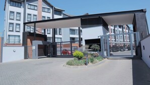 Exterior - Luxury 1bedroom apartment in Sandton. perfect for business travel. Pet friendly! (Sandton)