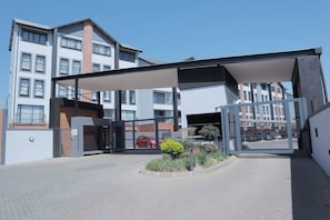 Exterior - Luxury 1bedroom apartment in Sandton. perfect for business travel. Pet friendly! (Sandton)