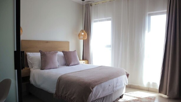 Room - Luxury 1bedroom apartment in Sandton. perfect for business travel. Pet friendly! (Sandton)
