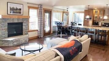 Televisión, chimenea, futbolito y tenis de mesa