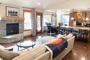 电视、壁炉、桌上足球、乒乓球