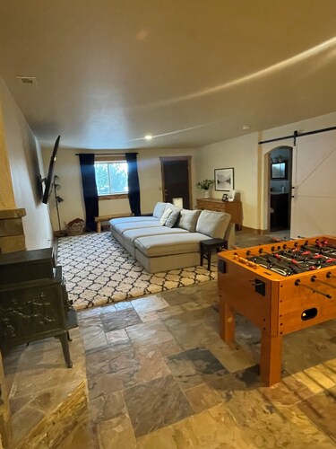 Red Fox Retreat (Comfortably Sleeps Up To 22!)