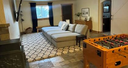 Red Fox Retreat (Comfortably Sleeps Up To 22!)