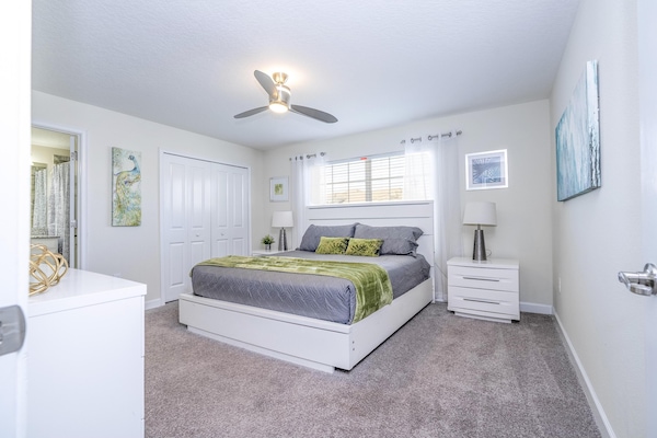 2nd Floor Master Suite (King Size Bed)