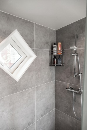 Hair dryer, towels, soap, toilet paper - Charming 2-bedroom house new built in wonderful Grebbestad (Grebbestad)