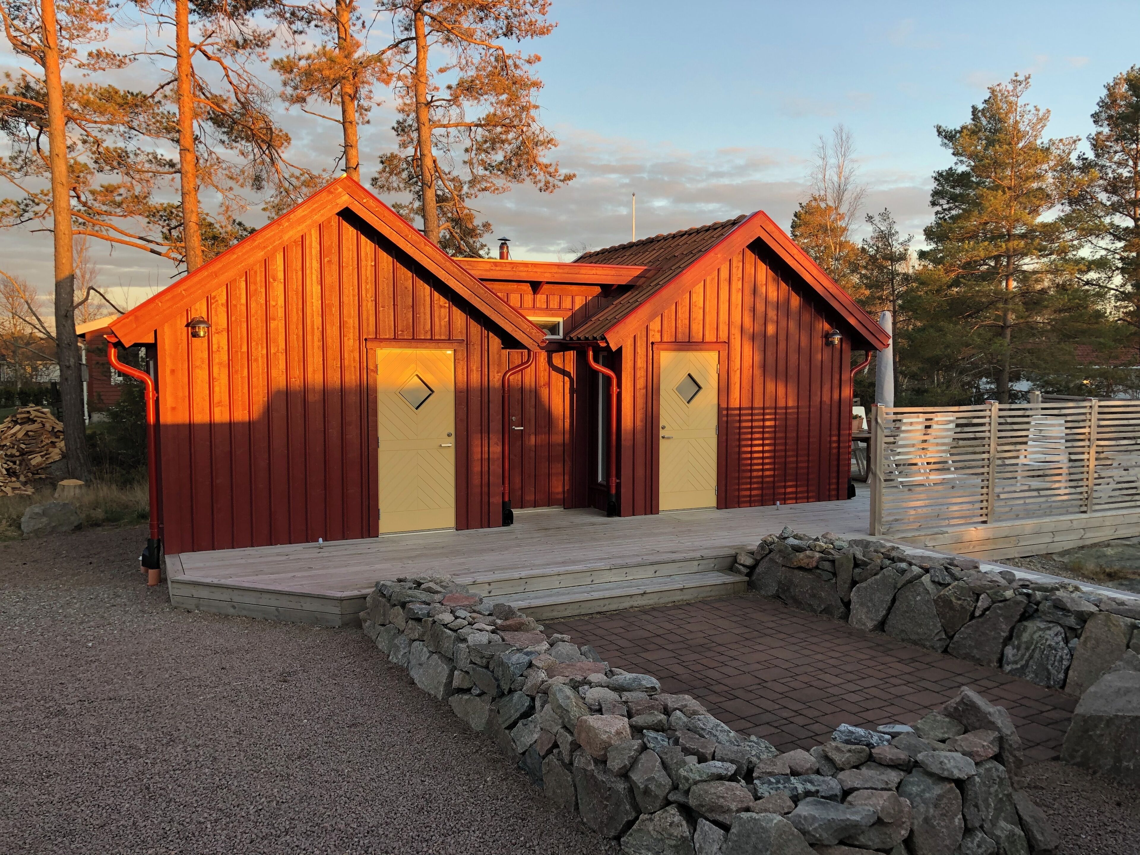 Una baita di legno con due porte e un piccolo portico.