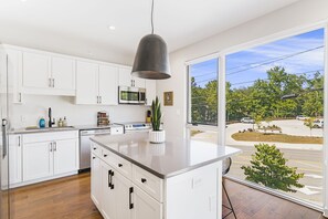 冷蔵庫、電子レンジ、オーブン、コンロ