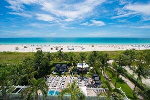 På stranden och solstolar