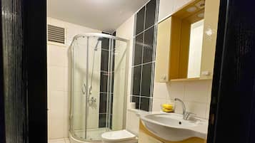 Douche, sĂšche-cheveux, chaussons, serviettes fournies
