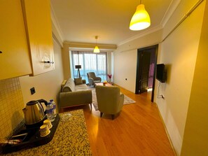 Frigobar y utensilios de cocina 