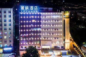 A hotel with a modern facade, multiple floors, and illuminated signage. - Lavande Hotels (Guangzhou Baiyun Yongtai Metro Station AnhuaHui) (Guangzhou)