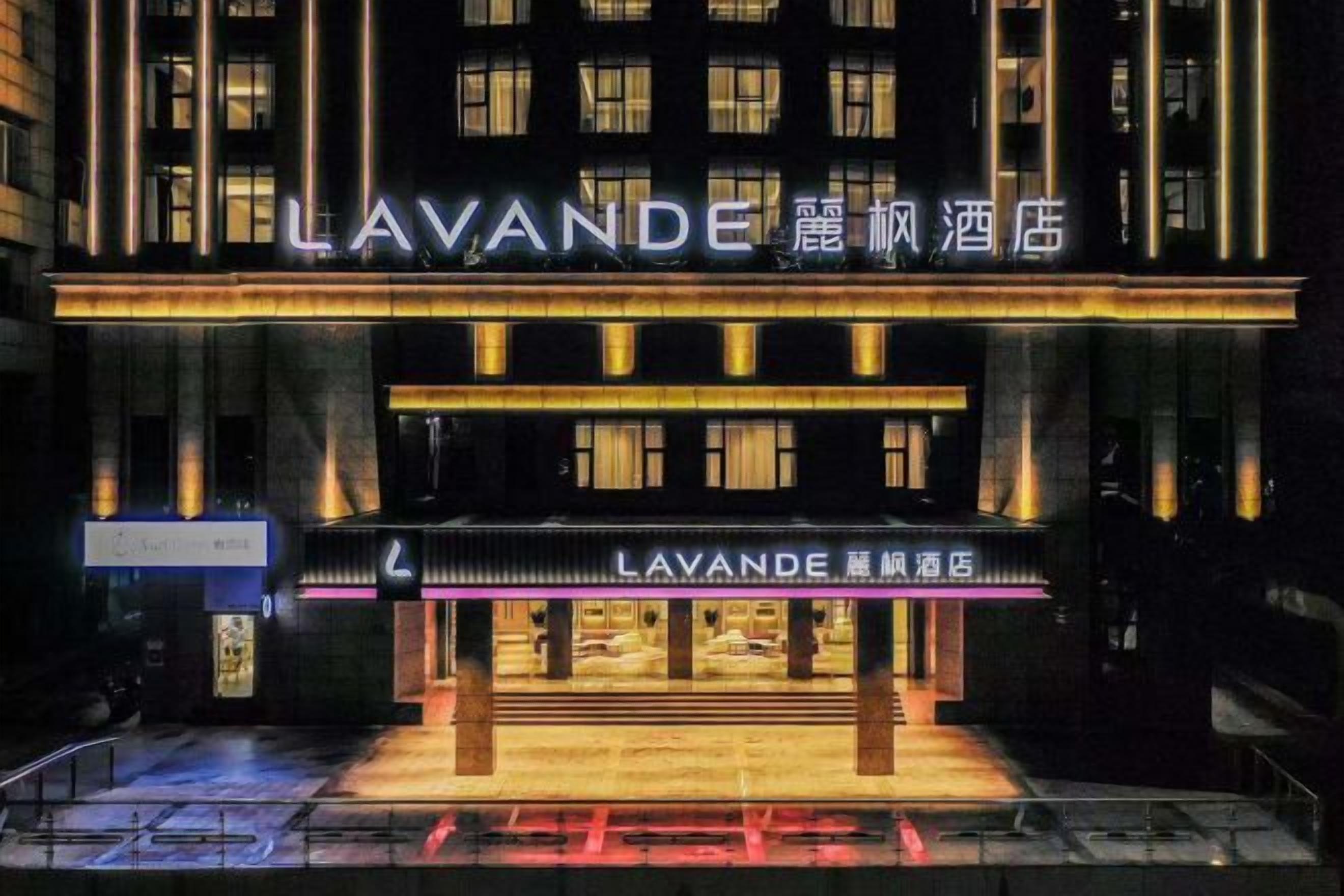 L’entrée d’un hôtel, avec une enseigne indiquant « LAVANDE » et « LAVANDE » en anglais.