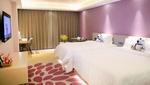 A hotel room with a large bed, a desk, a chair, and a television. - Lavande Hotels (Guangzhou Baiyun Yongtai Metro Station AnhuaHui) (Guangzhou)
