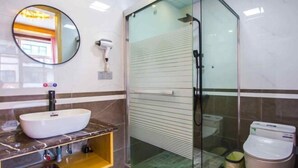 Ein modernes Badezimmer mit rundem Spiegel, Waschbecken in Weiß, einer Duschkabine aus Glas und einer Toilette.