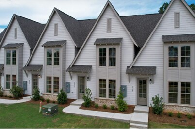 9-Min to Auburn University - Beautiful NEW Townhome Sleeps 9 + Garage