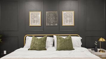 3 bedrooms, desk, iron/ironing board, travel crib