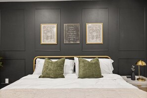 3 bedrooms, desk, iron/ironing board, travel cot