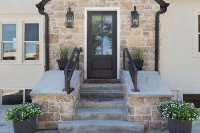 Charming 3 Bedroom Retreat: Perfect for Families, Travelers and Professionals