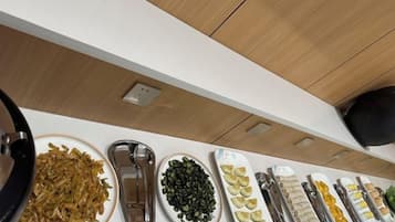 Una mesa de buffet con diversos alimentos.