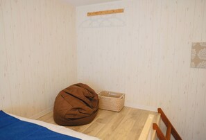 1 camera, una scrivania, Wi-Fi